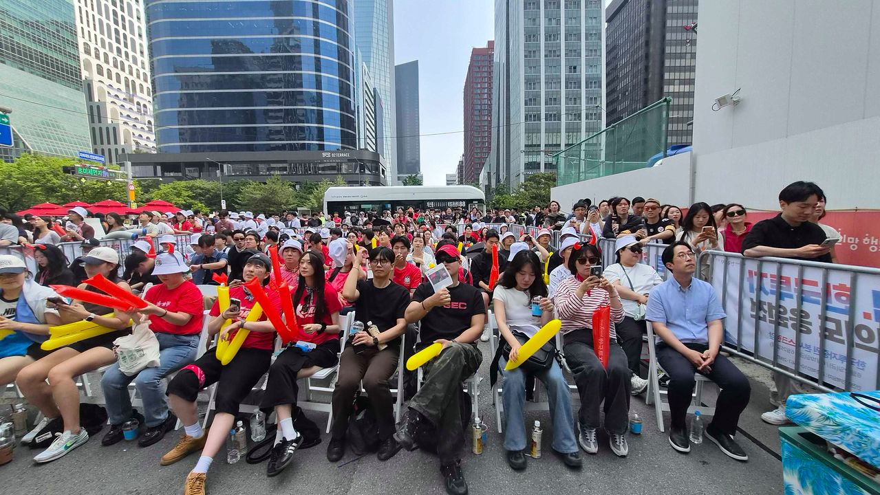 2026 북중미 월드컵 1차전이 열리는 12일 오전 서울 여의도 한국투자증권 본사 앞에서 열린 거리 응원에 시민들이 모여 있다. 이규림 기자