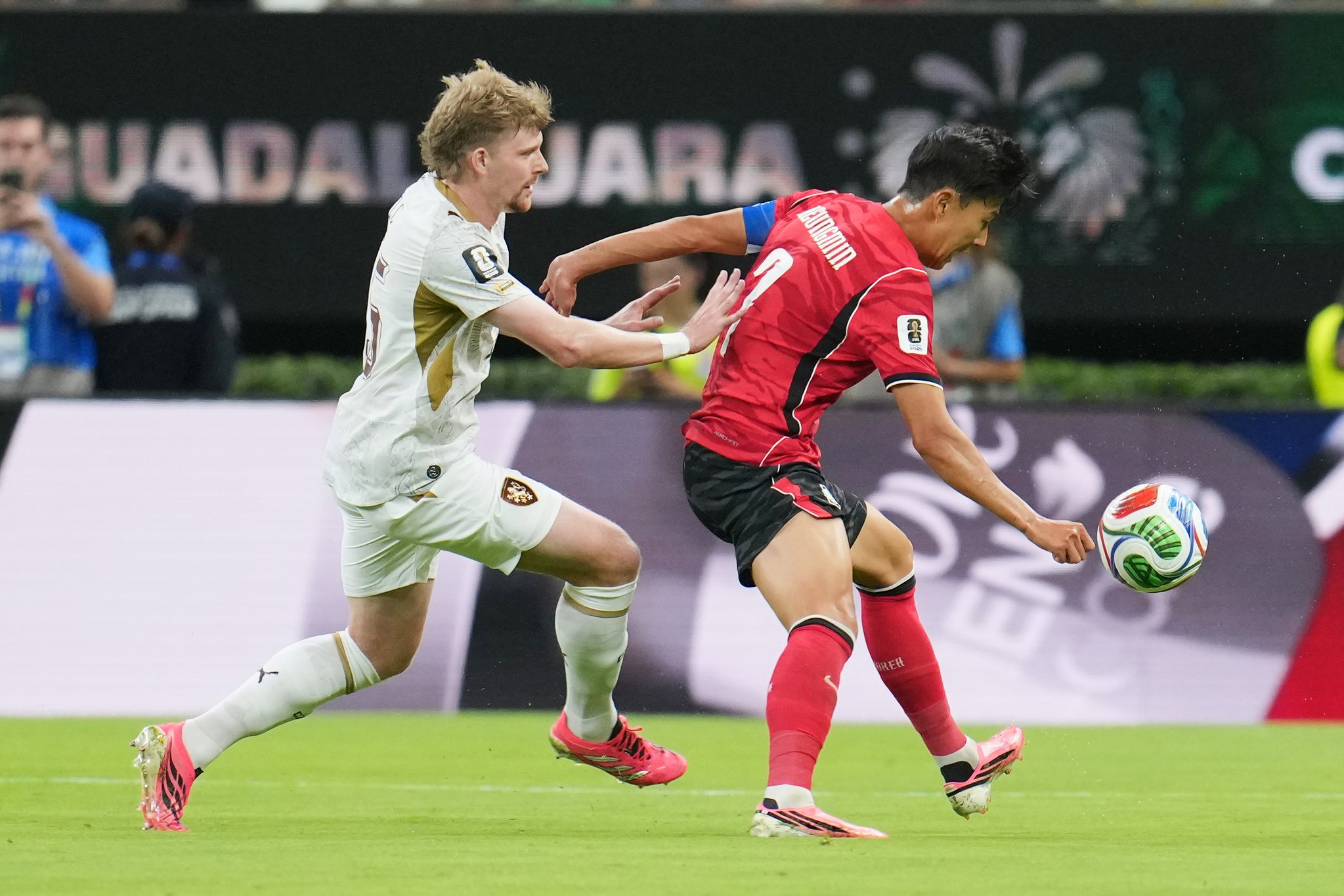 축구대표팀 손흥민(오른쪽). AP=연합뉴스