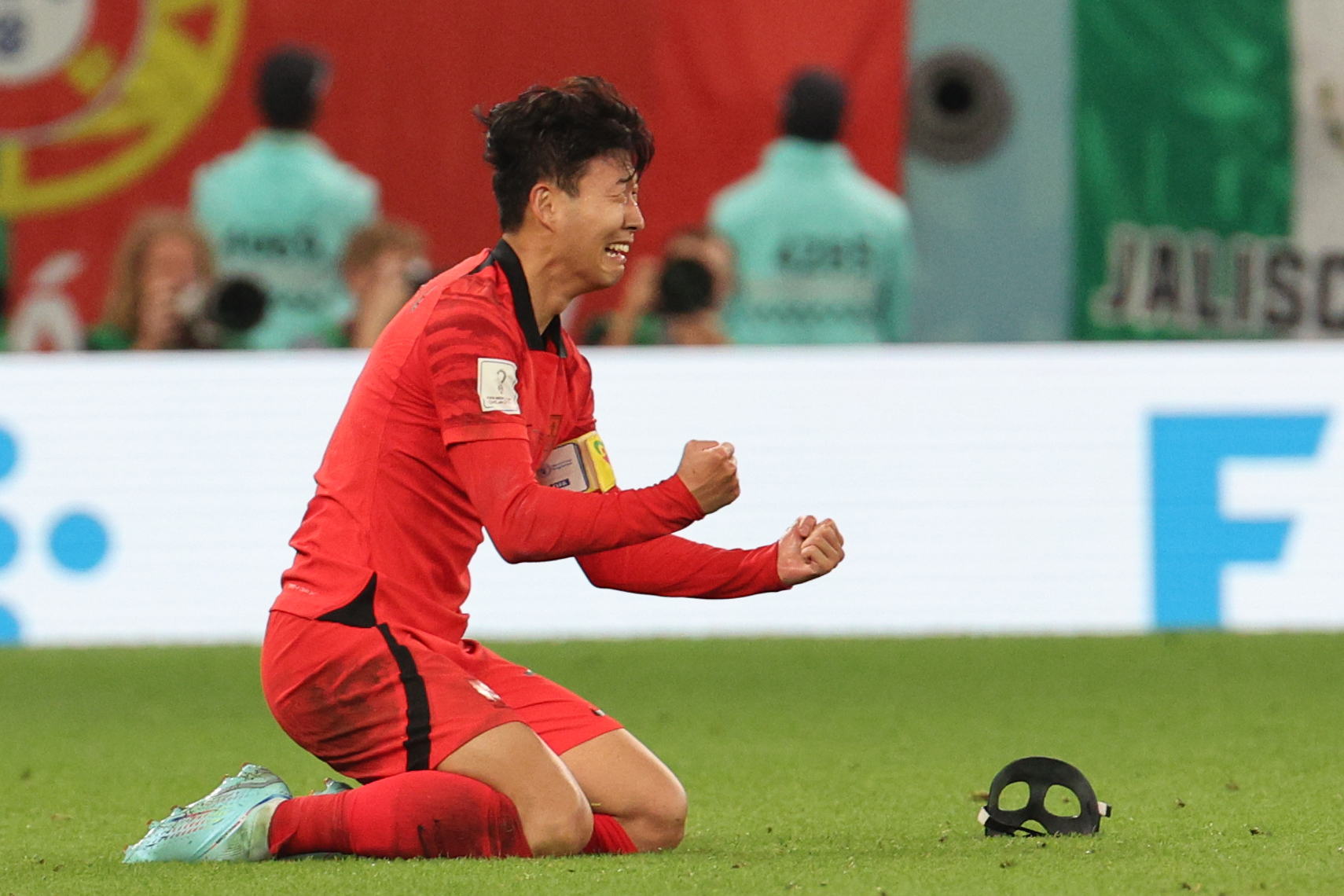 축구대표팀 손흥민이 2022 카타르 월드컵 포르투갈전 승리 후 눈물을 흘리고 있다. 뉴스1