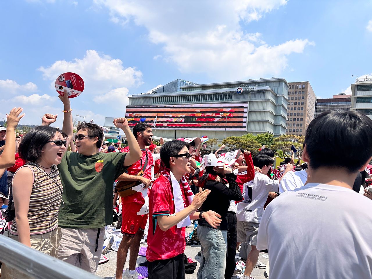 12일 2026 북중미 월드컵 1차전 체코와의 경기 후반전에 역전골이 들어가자 서울 광화문광장 거리 응원에 나온 시민들이 자리에서 일어나 환호하고 있다. 곽주영 기자
