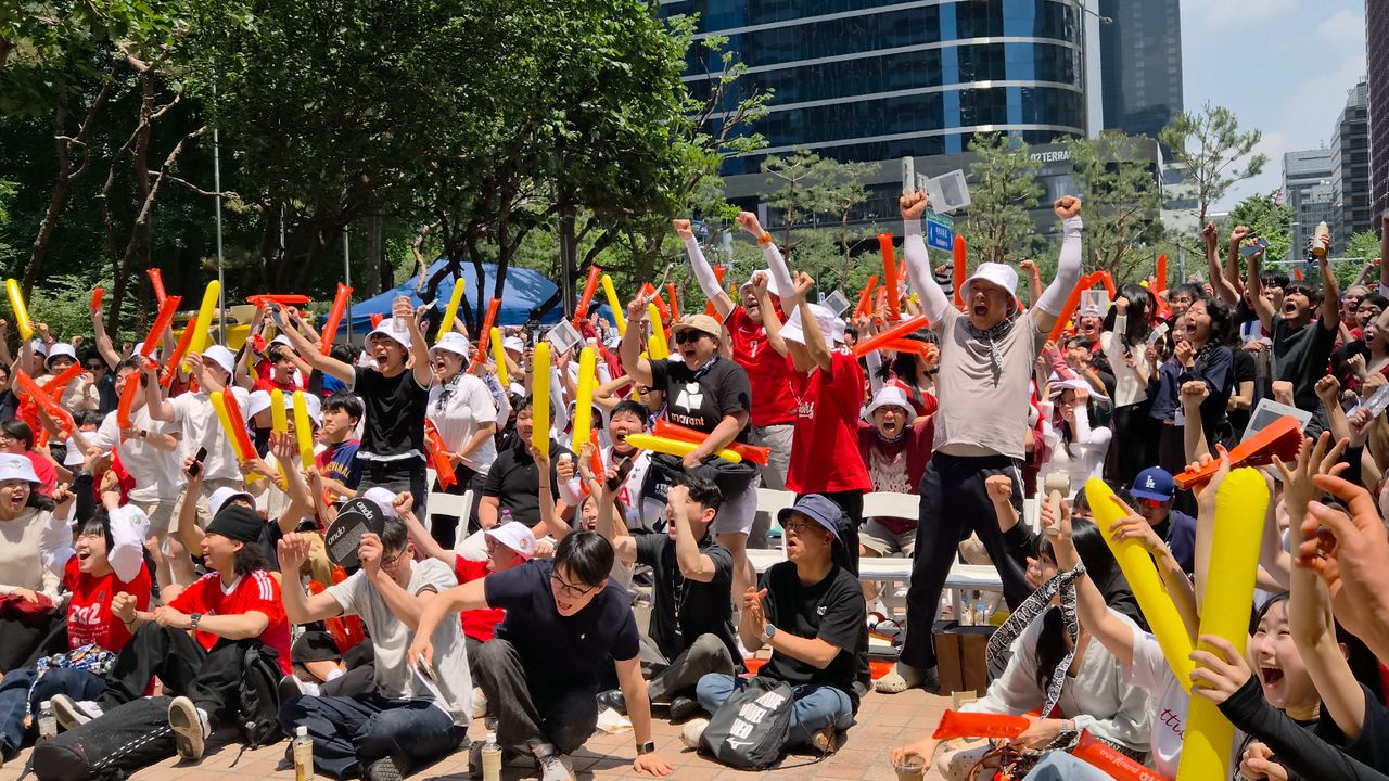 12일 2026 북중미 월드컵 1차전 체코와의 경기 후반전에 한국 국가대표팀이 득점하자 서울 여의도 한국투자증권 본사 앞에서 응원하던 시민들이 일어나 환호하고 있다. 이규림 기자