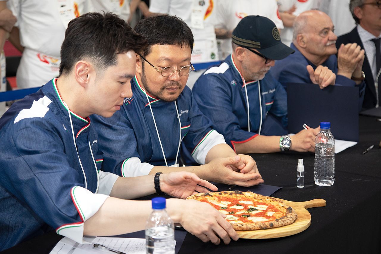 심사를 맡은 정두원 대표(왼쪽부터)와 이진형 셰프가 참가자의 피자를 확인하고 있다. 사진 희스토리푸드
