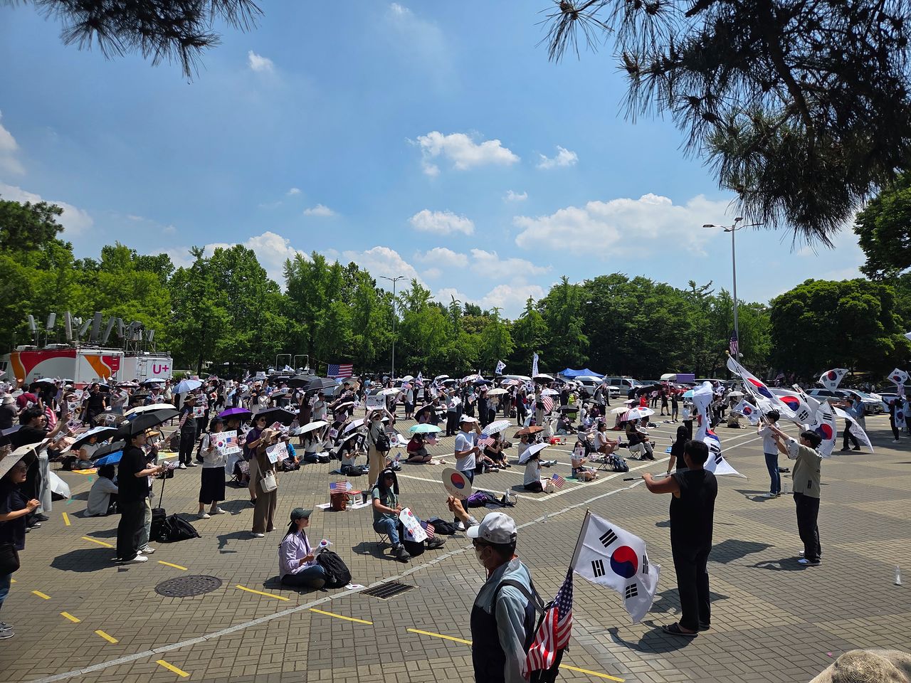 6·3 지방선거 투표용지 부족 사태와 관련해 재선거를 요구하는 시민들이 12일 개표소가 설치된 서울 송파구 올림픽공원 핸드볼경기장을 봉쇄하며 시위를 벌이고 있다. 오삼권 기자