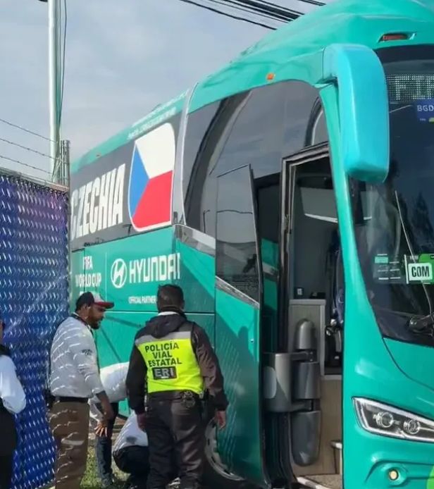 북중미 월드컵 한국축구의 첫 상대 체코축구대표팀을 태운 버스가 훈련장 입구를 진입하다가 꽉 끼었다. 사진 더 선 캡처