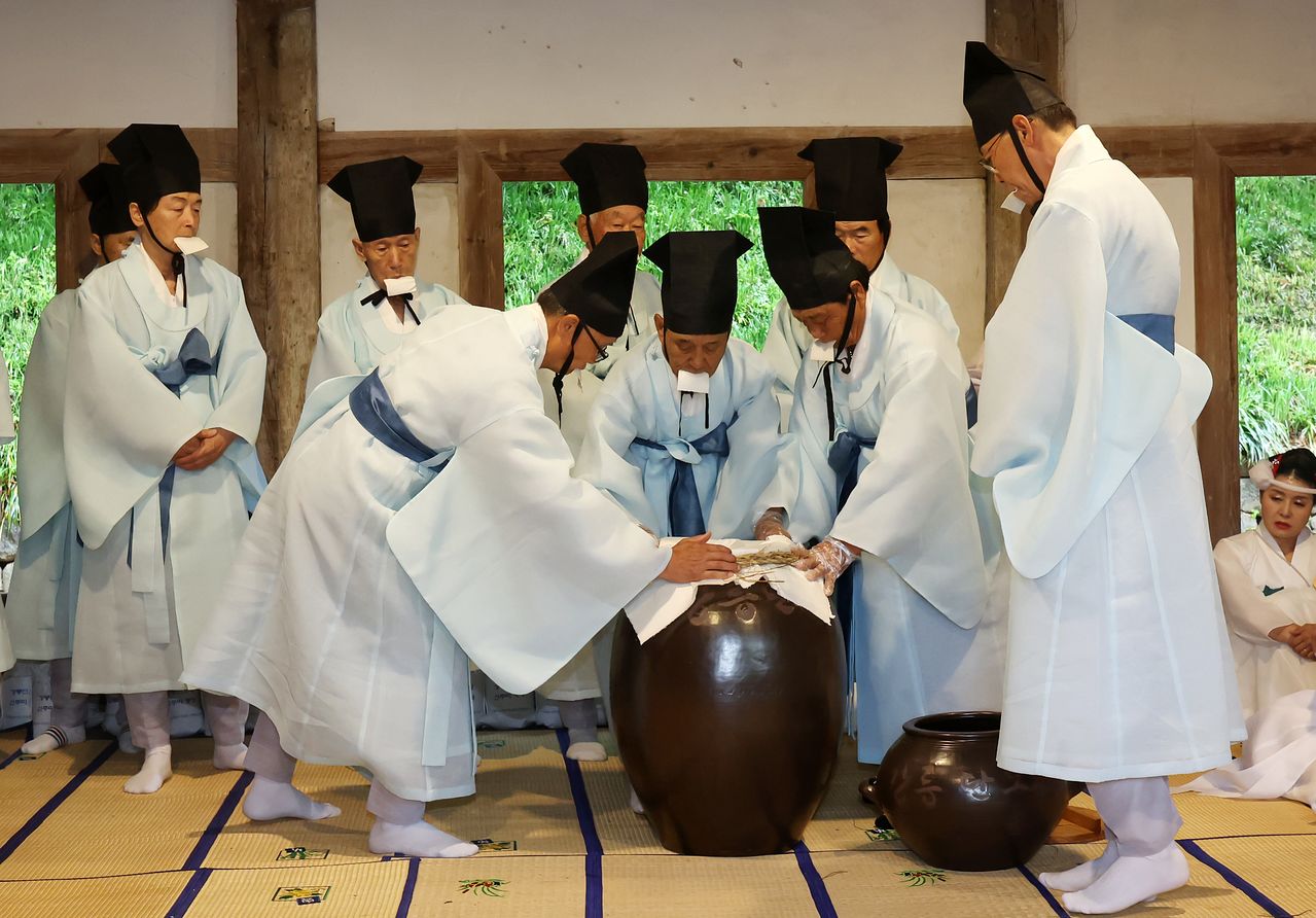 강원 강릉 칠사당에서 강릉단오제보존회원들이 강릉단오제 때 사용할 술을 빚는 신주 빚기 행사를 진행하고 있다.   유네스코 인류무형문화유산인 강릉단오제 본 행사는 오는 6월 15일부터 8일간 남대천 행사장 일원에서 열린다. 연합뉴스