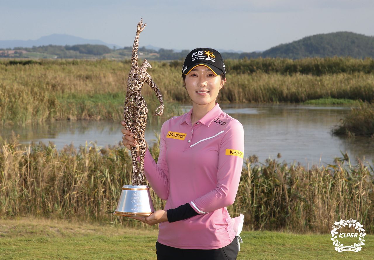 안송이가 2020년 두 번째 우승 트로피를 들고 있다. 사진 KLPGA