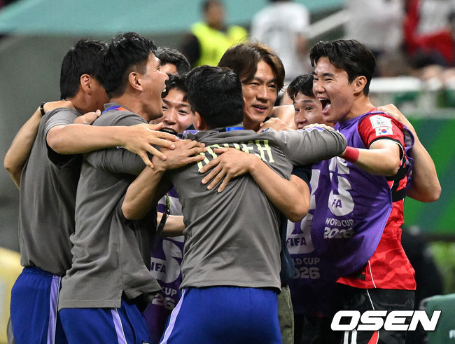 [OSEN=과달라하라(멕시코), 이대선 기자] 교체 카드가 그대로 적중했다. '슈퍼 조커'로 나선 오현규(25, 베식타스)가 짜릿한 역전골을 터트리며 포효했다.홍명보 감독이 이끄는 대한민국 축구대표팀은 12일(한국시간) 멕시코 과달라하라의 에스타디오 과달라하라에서 열린 2026 국제축구연맹(FIFA) 북중미 월드컵 A조 1차전에서 체코를 상대로 2-1 역전승을 거뒀다. 남아프리카공화국을 2-0으로 제압한 개최국 멕시코에 이은 조2위다.경기 종료 후 대한민국 홍명보 감독이 선수들과 환호하고 있다. 2026.06.12 /sunday@osen.co.kr
