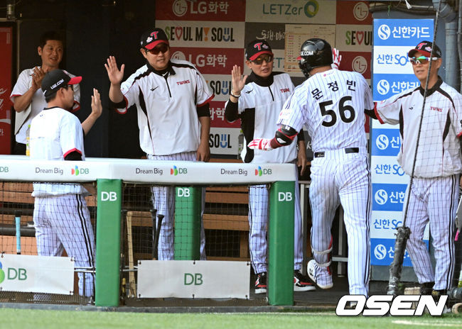 [OSEN=지형준 기자] 13일 서울 잠실야구장에서 2026 신한 SOL KBO리그 LG 트윈스와 롯데 자이언츠의 경기가 열렸다.이날 LG는 김진수, 롯데는 이민석을 선발로 내세웠다.2회말 무사에서 LG 문정빈이 좌월 솔로포를 날리며 염경엽 감독을 비롯한 코칭스태프와 기뻐하고 있다. 2026.06.13/ jpnews@osen.co.kr
