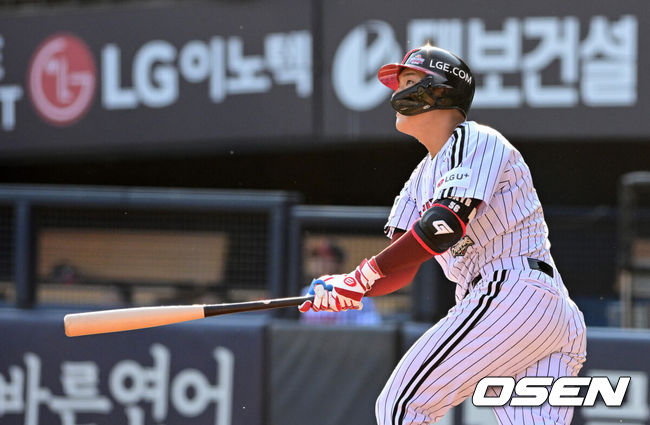 [OSEN=지형준 기자] 13일 서울 잠실야구장에서 2026 신한 SOL KBO리그 LG 트윈스와 롯데 자이언츠의 경기가 열렸다.이날 LG는 김진수, 롯데는 이민석을 선발로 내세웠다.2회말 무사에서 LG 문정빈이 좌월 솔로포를 날리고 있다. 2026.06.13/ jpnews@osen.co.kr