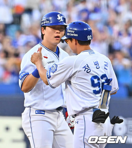 [OSEN=대구, 이석우 기자] 13일 대구삼성라이온즈파크에서 2026 신한 SOL KBO 리그 삼성 라이온즈와 SSG 랜더스의 경기가 열렸다. 홈팀 삼성은 후라도가, 방문팀 SSG는 베니지아노가 선발 출전했다. 삼성 라이온즈 박승규가 7회말 1사 2,3루 좌중간 역전 2타점 안타를 치고 하이파이브를 하고 있다. 2026.06.13 / foto0307@osen.co.kr
