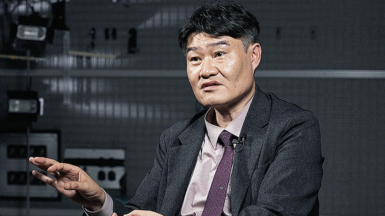 지난 23일 염건령 가톨릭대 행정학과 탐정학 교수가 중앙일보 VOICE팀과 인터뷰하고 있다. 한국범죄학연구소장을 맡고 있는 염 교수는 2004년 이후 20년 동안 5000명 이상의 탐정 지망생 교육을 해왔다. 법무부 법무연수원 초빙 교수와 경찰대 외래교수를 지냈고, 해경 과학 수사 자문위원으로 활동했다.