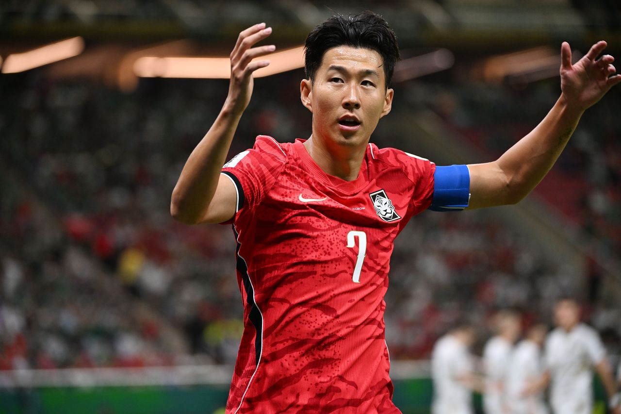 12일(한국시간) 멕시코 과달라하라 스타디움에서 열린 2026 북중미 월드컵 한국과 체코의 경기에서 손흥민이 관중석에 환호을 유도하고 있다.강정현 기자