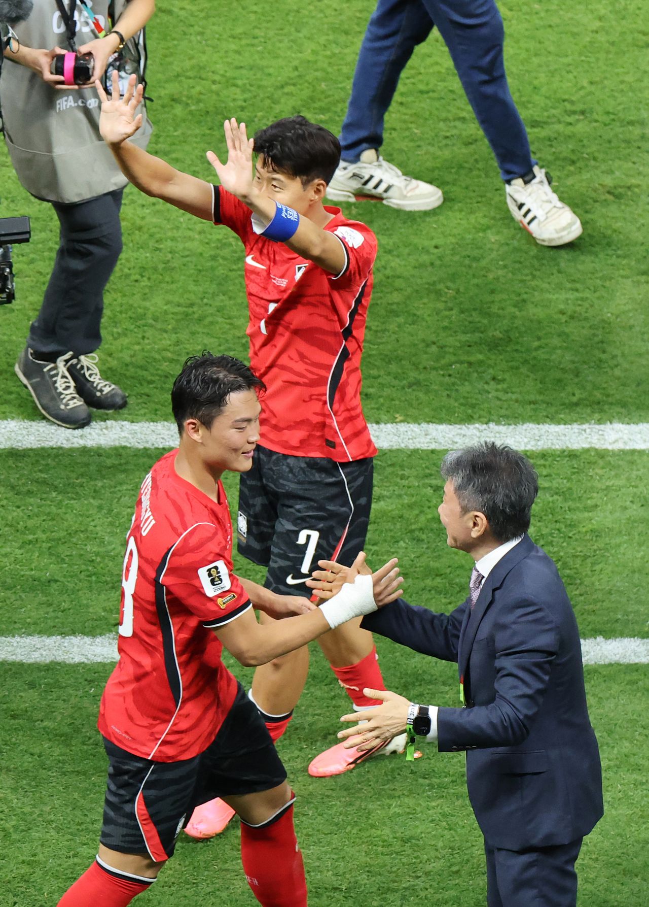 12일(한국시간) 멕시코 과달라하라 스타디움에서 열린 2026 북중미 월드컵 A조 1차전 한국과 체코의 경기.   역전골을 넣으며 팀을 승리로 이끈 오현규가 정몽규 축구협회장의 축하를 받고 있다. 연합뉴스