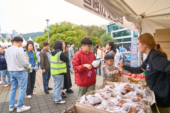 충남 천안시 천안종합운동장에서 개막한 '2025빵빵데이 천안'에서 관람객들이 빵을 사기 위해 줄 서 있다. 뉴스1