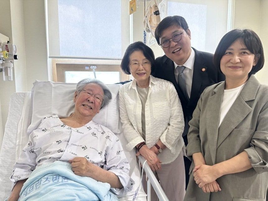 최휘영 문화체육관광부 장관이 지난 11일 입원 치료 중인 배우 최불암을 찾았다. 왼쪽부터 최불암, 최불암의 아내 김민자, 최휘영 문체부 장관, 모은영 한국영상자료원장. 사진 최휘영 장관 인스타그램 캡처