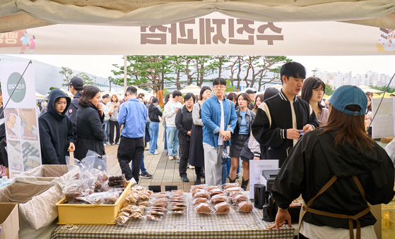 충남 천안시 천안종합운동장에서 개막한 '2025빵빵데이 천안'에서 관람객들이 빵을 사기 위해 줄 서 있다. (천안시청 제공. 재판매 및 DB금지) 뉴스1