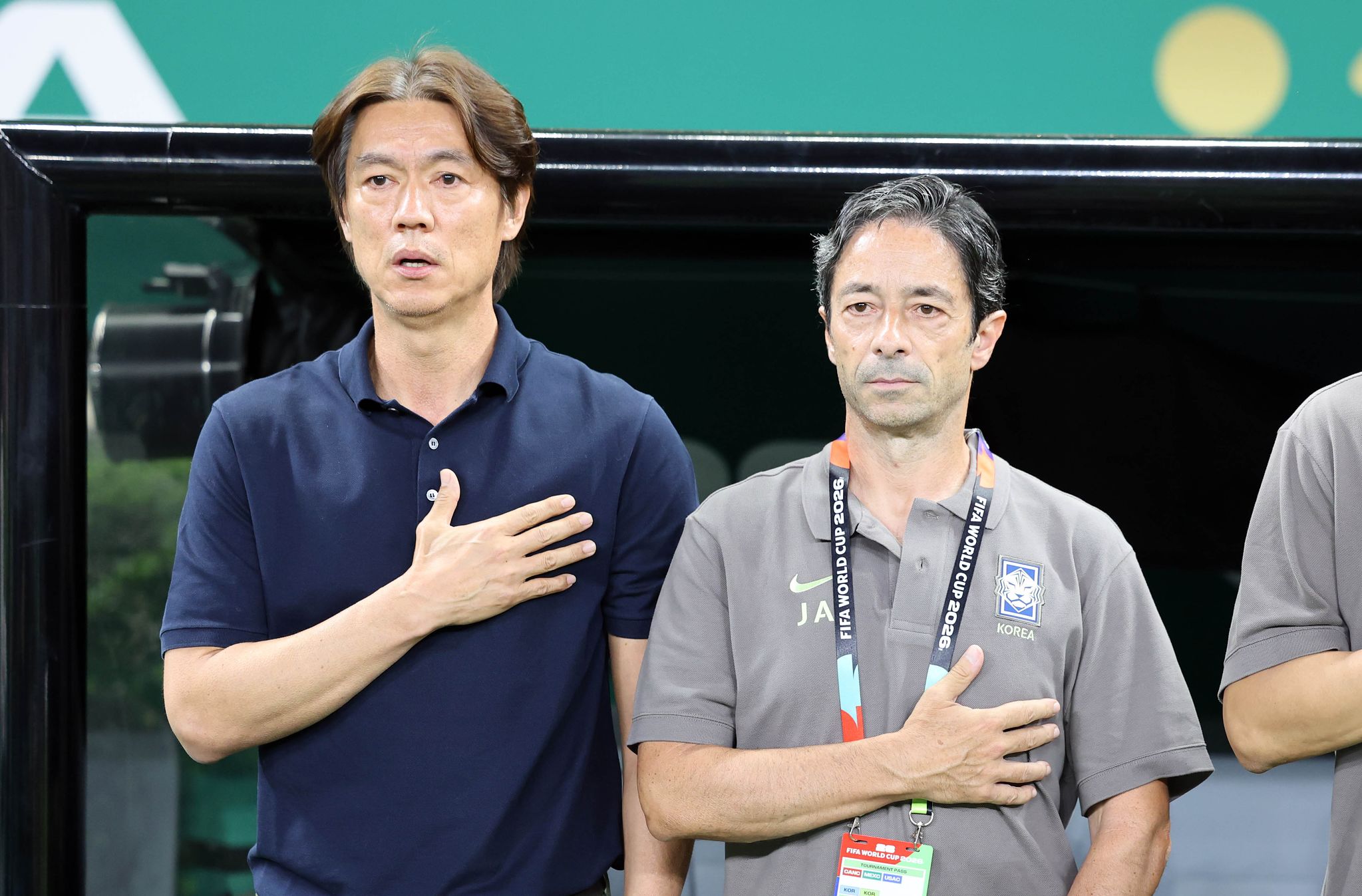 홍명보 감독이 북중미 월드컵 체코전에서 애국가를 따라 부르고 있다. 강정현 기자