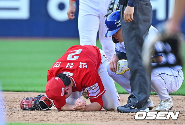 [OSEN=대구, 이석우 기자] 13일 대구삼성라이온즈파크에서 2026 신한 SOL KBO 리그 삼성 라이온즈와 SSG 랜더스의 경기가 열렸다. 홈팀 삼성은 후라도가, 방문팀 SSG는 베니지아노가 선발 출전했다. SSG 랜더스 박성한이 5회말 2사 1,2루 삼성 라이온즈 김상준의 1루 땅볼때 1루주자 류지혁의 태그 과정에서 손을 밟혀 통증을 호소하고 있다. 2026.06.13 / foto0307@osen.co.kr
