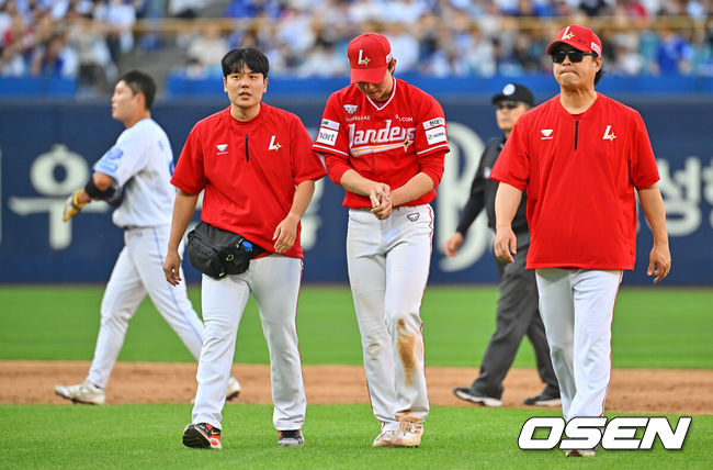 [OSEN=대구, 이석우 기자] 13일 대구삼성라이온즈파크에서 2026 신한 SOL KBO 리그 삼성 라이온즈와 SSG 랜더스의 경기가 열렸다. 홈팀 삼성은 후라도가, 방문팀 SSG는 베니지아노가 선발 출전했다. SSG 랜더스 박성한이 5회말 2사 1,2루 삼성 라이온즈 김상준의 1루 땅볼때 1루주자 류지혁의 태그 과정에서 손을 밟혀 교체되고 있다. 2026.06.13 / foto0307@osen.co.kr
