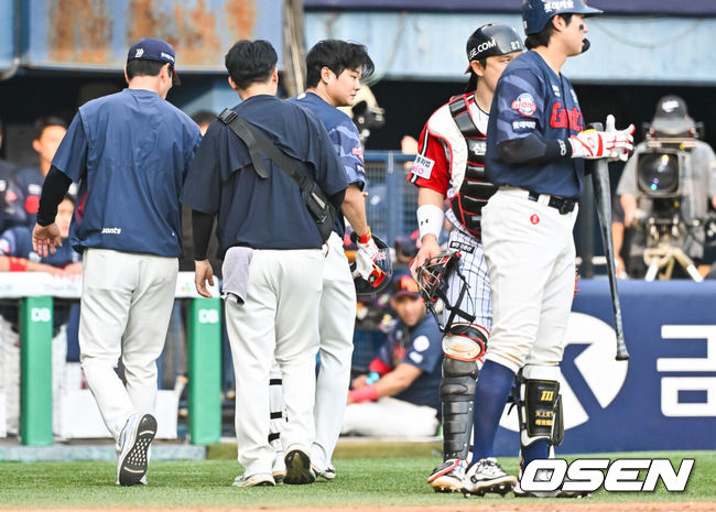 [OSEN=잠실, 박준형 기자] 14일 서울 잠실야구장에서 2026 신한 SOL KBO리그 LG 트윈스와 롯데 자이언츠의 경기가 열렸다.이날 LG는 임찬규를, 롯데는 비슬리를 선발투수로 내세웠다.5회초 롯데 선두타자 손호영이 임찬규의 투구에 맞은뒤 교체아웃되고 있다.    2026.06.14 / soul1014@osen.co.kr