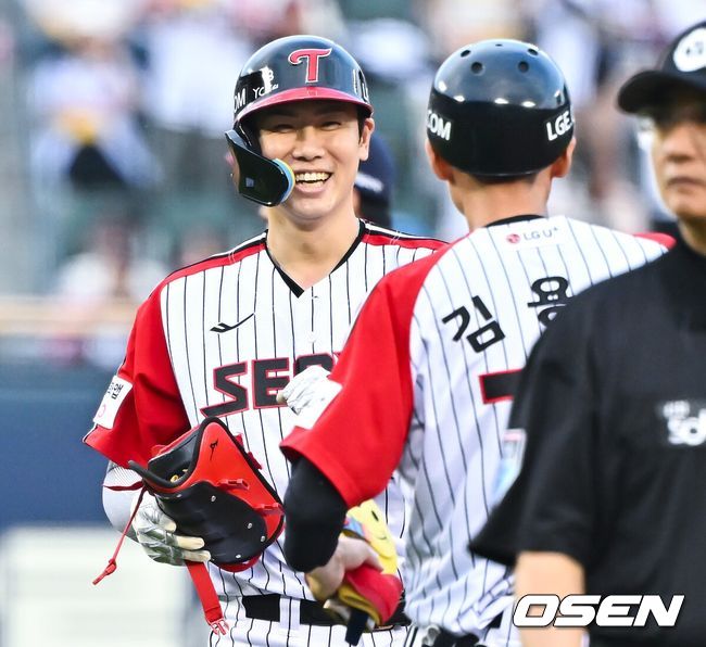 [OSEN=잠실, 박준형 기자] 14일 서울 잠실야구장에서 2026 신한 SOL KBO리그 LG 트윈스와 롯데 자이언츠의 경기가 열렸다.이날 LG는 임찬규를, 롯데는 비슬리를 선발투수로 내세웠다.7회말 1사 2루 LG 홍창기가 역전 1타점 적시타를 날리고 기뻐하고 있다.     2026.06.14 / soul1014@osen.co.kr
