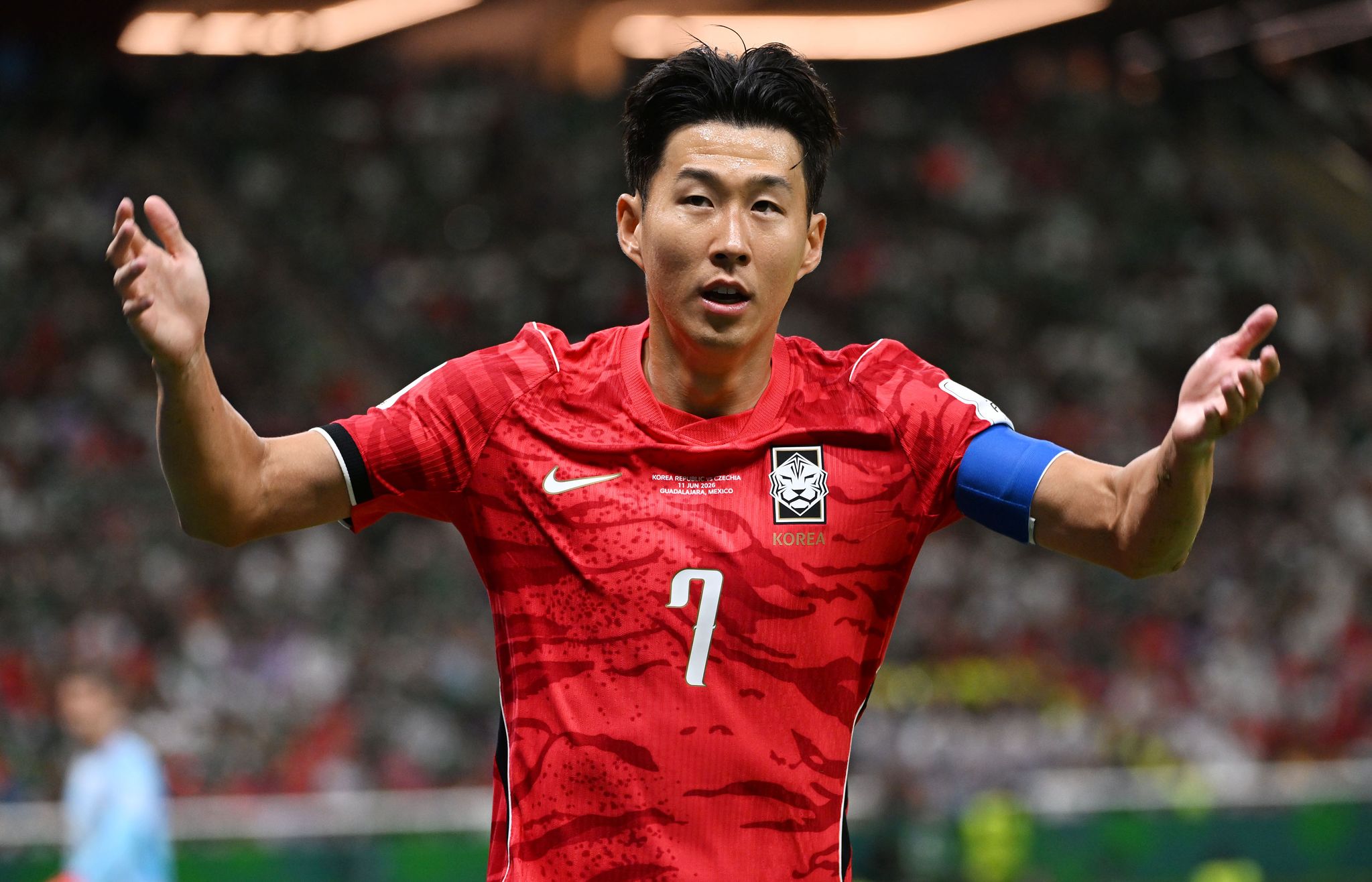 축구대표팀 공격수이자 주장 손흥민이 북중미 월드컵 체코전에서 관중석의 환호을 유도하고 있다. 강정현 기자