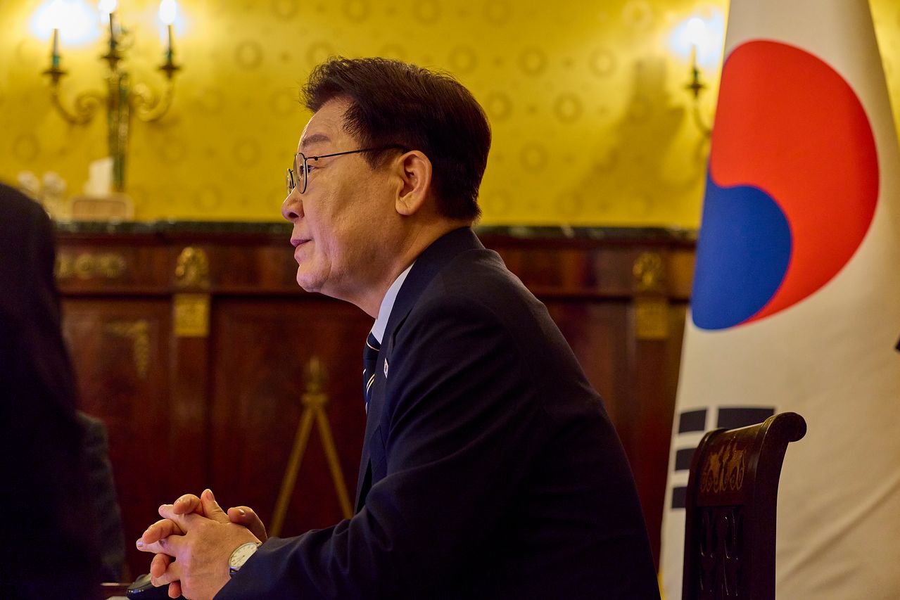 유럽 순방 중인 이재명 대통령이 14일(현지 시간) 이탈리아 로마에서 화상 수석·보좌관회의를 주재하고 있다. 뉴스1