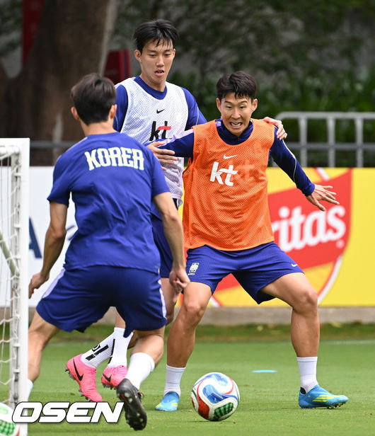 [OSEN=사포판(멕시코), 이대선 기자] 홍명보 감독이 이끄는 대한민국 축구국가대표팀이 15일(한국시각) 멕시코 과달라하라 인근 사포판의 치바스 베르데 바예에서 훈련을 진행했다.대표팀은 전날 A조 1차전에서 체코를 상대로 2-1 역전승을 거뒀다. 남아프리카공화국을 2-0으로 제압한 개최국 멕시코에 이은 조2위다.대한민국 손흥민이 미니게임을 하고 있다. 2026.06.15 /sunday@osen.co.kr