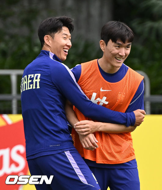 [OSEN=사포판(멕시코), 이대선 기자] 홍명보 감독이 이끄는 대한민국 축구국가대표팀이 15일(한국시각) 멕시코 과달라하라 인근 사포판의 치바스 베르데 바예에서 훈련을 진행했다.대표팀은 전날 A조 1차전에서 체코를 상대로 2-1 역전승을 거뒀다. 남아프리카공화국을 2-0으로 제압한 개최국 멕시코에 이은 조2위다.대한민국 손흥민이 황인범과 훈련 중 장난을 치고 있다. 2026.06.15 /sunday@osen.co.kr