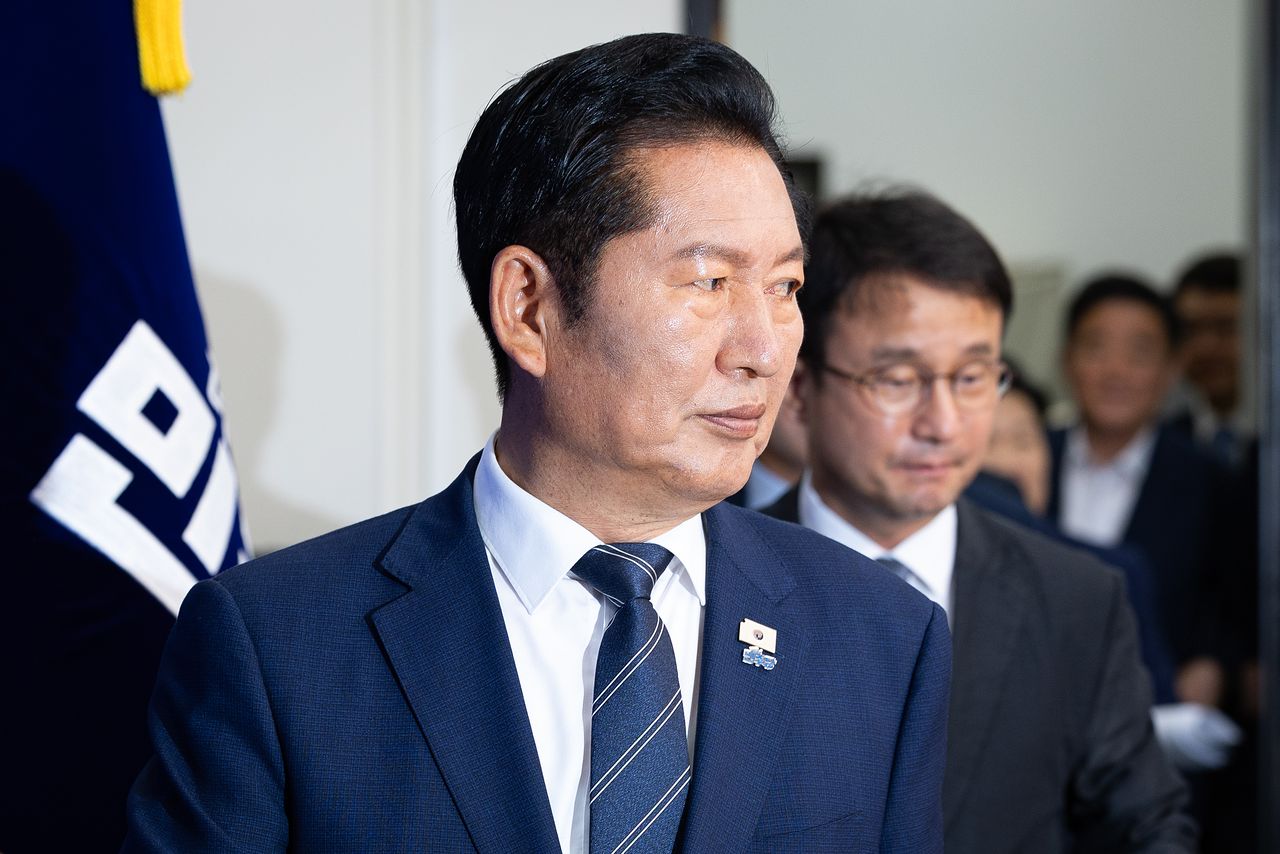 정청래 더불어민주당 대표를 비롯한 지도부가 15일 서울 여의도 국회에서 열린 최고위원회의에 참석하고 있다. 뉴스1