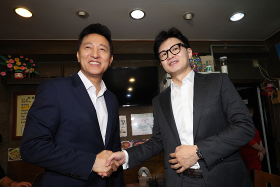 2024년 7월 5일 오세훈 서울시장(왼쪽)과 한동훈 무소속 의원이 국민의힘 전당대회를 앞두고 만난 모습. [뉴스1]