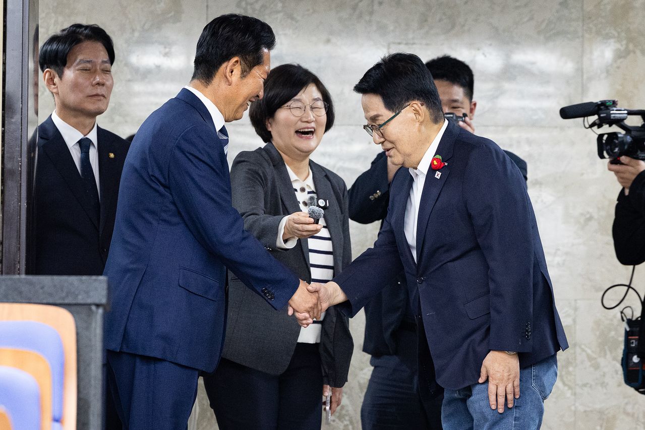 정청래 더불어민주당 대표가 지난달 7일 서울 여의도 국회에서 열린 의원총회에 참석하며 당시 국회의장 후보인 박지원 의원과 인사하고 있다. 뉴스1