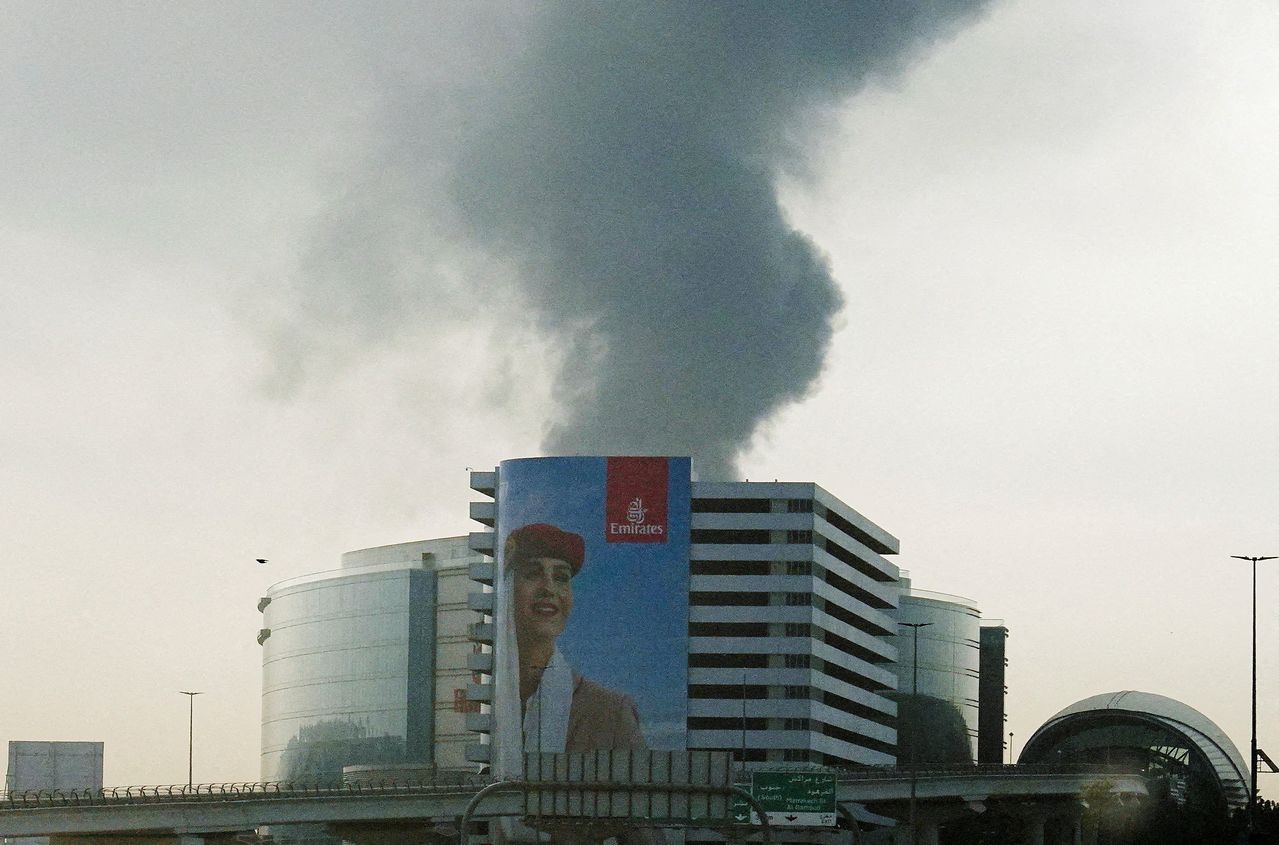 지난 3월 16일 아랍에미리트(UAE) 두바이 국제공항 인근 연료 저장시설이 드론 공격을 받아 검은 연기가 치솟고 있다. 로이터=연합뉴스 
