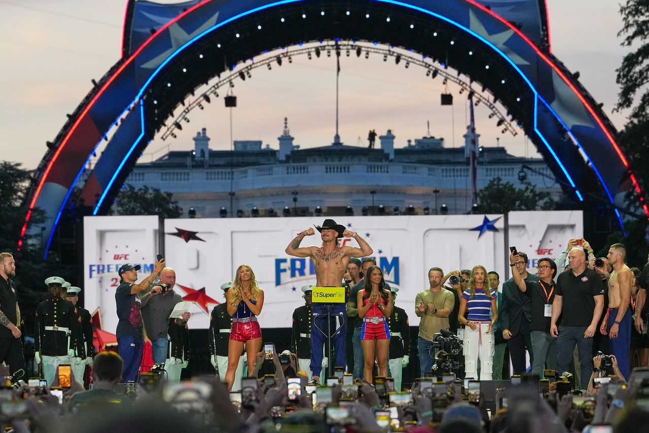 ‘UFC(종합격투기) 프리덤 250’ 대회를 하루 앞둔 13일(현지시간) 미국 워싱턴 DC 백악관 앞에 설치된 특설 경기장에서 계체식이 진행되고 있다. AP=연합뉴스