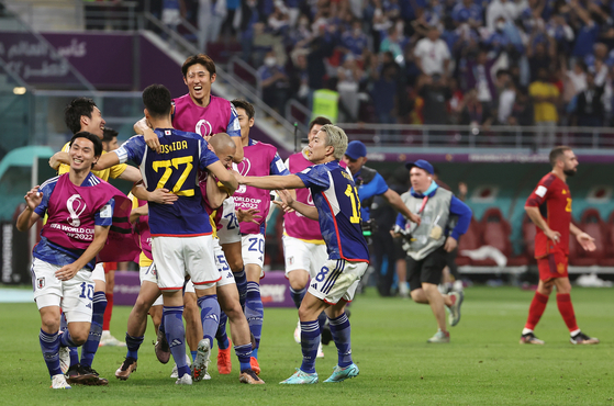 2022년 2일 카타르 월드컵 조별리그 E조 3차전 일본과 스페인 경기에서 2-1 승리를 거둔 일본 선수들이 경기 종료 뒤 환호하고 있다. 연합뉴스