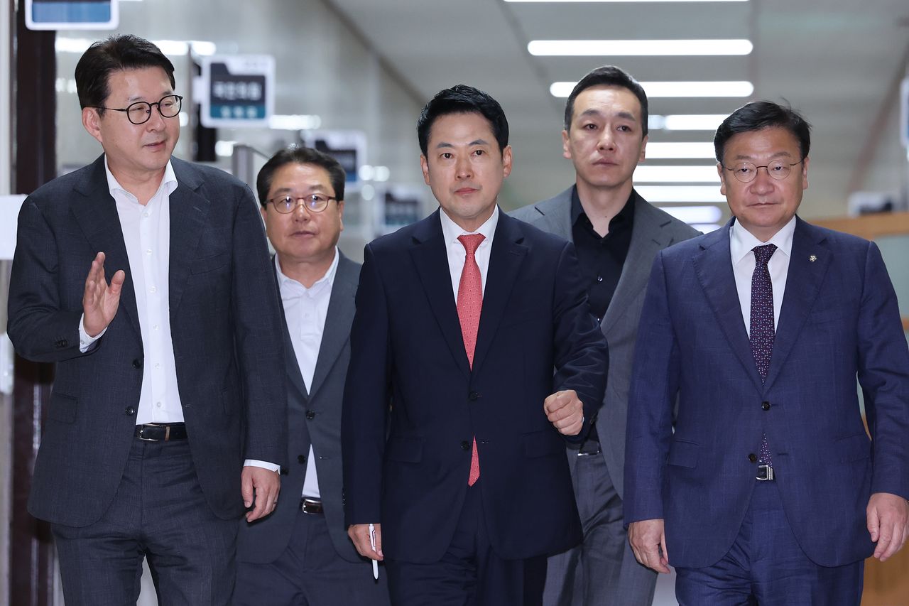 장동혁 국민의힘 대표가 15일 서울 여의도 국회에서 열린 비공개 긴급 최고위원회의에 참석하고 있다. 뉴스1