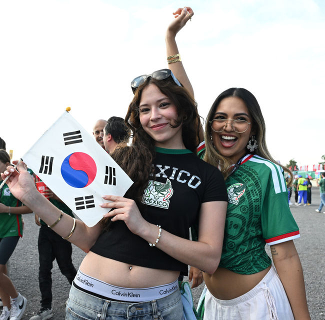 [OSEN=과달라하라(멕시코), 이대선 기자] 교체 카드가 그대로 적중했다. '슈퍼 조커'로 나선 오현규(25, 베식타스)가 짜릿한 역전골을 터트리며 포효했다.홍명보 감독이 이끄는 대한민국 축구대표팀은 12일(한국시간) 멕시코 과달라하라의 에스타디오 과달라하라에서 열린 2026 국제축구연맹(FIFA) 북중미 월드컵 A조 1차전에서 체코를 상대로 2-1 역전승을 거뒀다. 남아프리카공화국을 2-0으로 제압한 개최국 멕시코에 이은 조2위다.태극기를 든 멕시코 팬들이 포즈를 취하고 있다. 2026.06.12 /sunday@osen.co.kr
