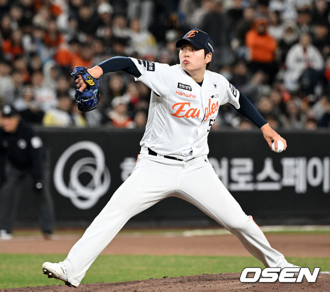 [OSEN=대전, 이대선 기자] 1일 대전 한화생명볼파크에서 2026 신한 SOL KBO리그 한화 이글스와 KT 위즈의 경기가 열렸다.이날 한화는 류현진, KT는 고영표를 선발로 내세웠다.6회초 무사에서 한화 조동욱이 역투하고 있다. 2026.04.01 /sunday@osen.co.krc
