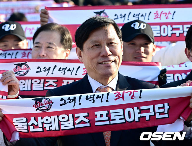 [OSEN=울산, 최규한 기자] 울산웨일즈 프로야구 창단식이 2일 오후 울산 문수야구장에서 열렸다.이날 창단식에는 김두겸 울산시장을 비롯해 허구연KBO총재, 김철욱 시 체육회장, 야구 관계자·선수단, 시민 등 500여 명이 참석했다. 울산웨일즈 프로야구단은 오는 3월 20일KBO퓨처스리그 개막전을 시작으로 시즌 일정에 돌입한다.허구연 KBO 총재가 포즈를 취하고 있다. 2026.02.02 / dreamer@osen.co.kr