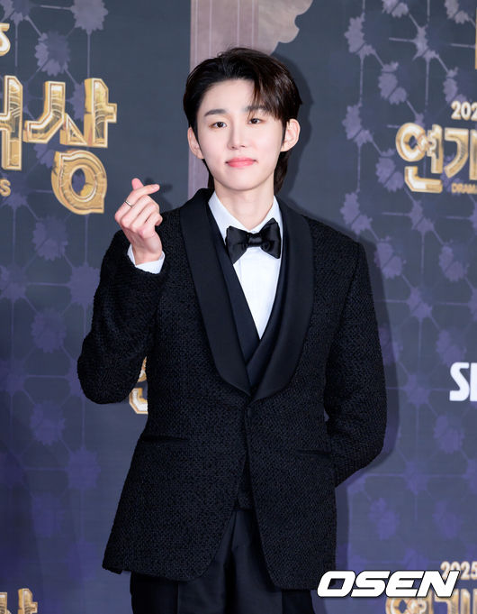 [OSEN=이대선 기자] 31일 오후 서울 마포구 SBS프리즘타워에서 ‘2025 SBS 연기대상’ 레드카펫 행사가 열렸다.‘2025 SBS 연기대상’은 장르를 초월한 연기 신들의 각축전이 예고된 가운데, 고현정, 한지민, 윤계상, 이제훈, 박형식이 대상 후보로 이름을 올렸다.배우 서범준이 포토타임을 가지고 있다. 2025.12.31 /sunday@osen.co.kr