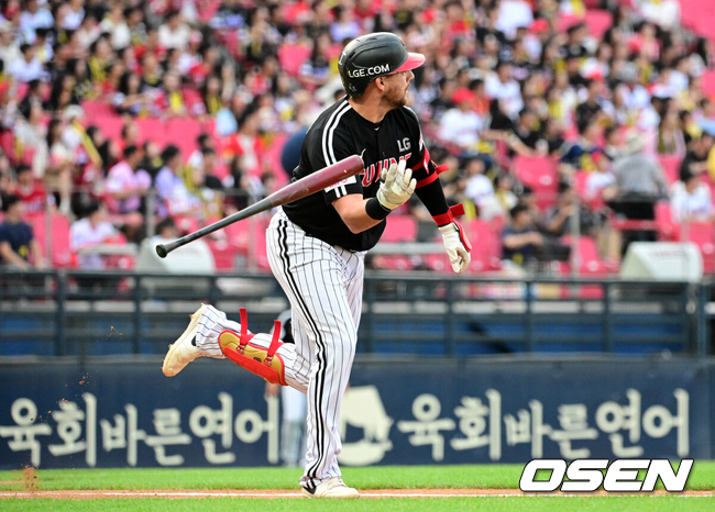 [OSEN=광주, 지형준 기자] 16일 광주-기아 챔피언스필드에서 2026 신한 SOL KBO리그 KIA 타이거즈와 LG 트윈스의 경기가 열렸다.KIA는 시라카와 게이쇼, LG는 라클란 웰스가 선발로 나섰다.1회초 2사에서 LG 오스틴이 선제 좌중간 솔로포를 날리고 있다. 2026.06.16 / jpnews@osen.co.kr