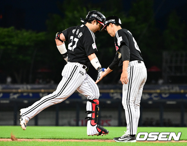 [OSEN=광주, 지형준 기자] 16일 광주-기아 챔피언스필드에서 2026 신한 SOL KBO리그 KIA 타이거즈와 LG 트윈스의 경기가 열렸다.KIA는 시라카와 게이쇼, LG는 라클란 웰스가 선발로 나섰다.6회초 2사에서 LG 박동원이 좌월 솔로포를 날리며 정수성 코치과 기뻐하고 있다. 2026.06.16 / jpnews@osen.co.kr
