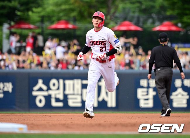 [OSEN=광주, 지형준 기자] 16일 광주-기아 챔피언스필드에서 2026 신한 SOL KBO리그 KIA 타이거즈와 LG 트윈스의 경기가 열렸다.KIA는 시라카와 게이쇼, LG는 라클란 웰스가 선발로 나섰다.1회말 1사에서 KIA 김호령이 동점 솔로포를 날리며 그라운드를 돌고 있다. 2026.06.16 / jpnews@osen.co.kr