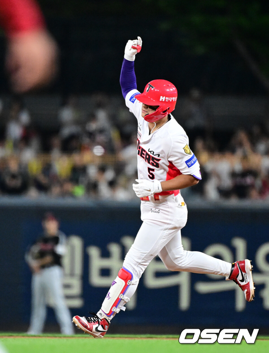 [OSEN=광주, 지형준 기자] 16일 광주-기아 챔피언스필드에서 2026 신한 SOL KBO리그 KIA 타이거즈와 LG 트윈스의 경기가 열렸다.KIA는 시라카와 게이쇼, LG는 라클란 웰스가 선발로 나섰다.6회말 1사에서 KIA 김도영이 좌월 솔로포를 날리고 있다. 2026.06.16 / jpnews@osen.co.kr