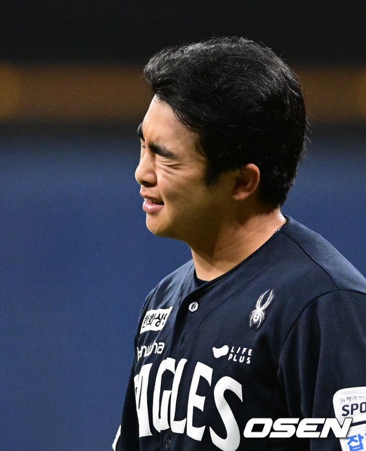 [OSEN=고척, 지형준 기자] 12일 오후 서울 고척스카이돔에서 2026 신한 SOL KBO리그 키움 히어로즈와 한화 이글스의 경기가 열렸다.2연패에 빠진 키움은 안우진, 3연승으로 4위 사수를 노리는 한화는 윌켈 에르난데스를 선발로 내세웠다.3회초 1사 만루에서 한화 문현빈이 2루 땅볼 병살로 물러나며 아쉬워하고 있다. 2026.06.12/ jpnews@osen.co.kr