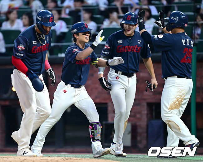 [OSEN=인천, 최규한 기자] 16일 인천 SSG랜더스필드에서 ‘2026 신한 SOL Bank KBO리그’ SSG 랜더스와 롯데 자이언츠의 경기가 열렸다.홈팀 SSG는 김민준, 방문팀 롯데는 김진욱을 선발로 내세웠다.5회초 1사 만루 상황 롯데 전민재가 역전 좌월 만루포를 날리고 선행주자들과 하이파이브를 나누고 있다. 2026.06.16 / dreamer@osen.co.kr