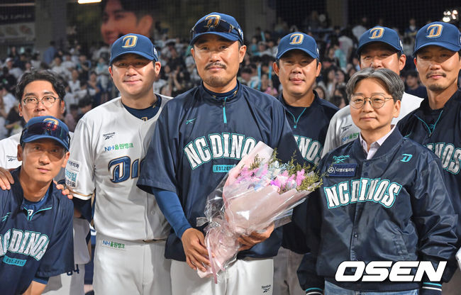 [OSEN=창원, 이석우 기자] 16일 창원NC파크에서 2026 신한 SOL KBO 리그 NC 다이노스와 한화 이글스의 경기가 열렸다. 홈팀 NC는 구창모가, 방문팀 한화는 화이트가 선발 출전했다. NC 다이노스 이호준 감독이 한화 이글스에 6-5로 승리, 100승을 기록한 후 코치들과 기념촬영을 하고 있다. 2026.06.16 / foto0307@osen.co.kr