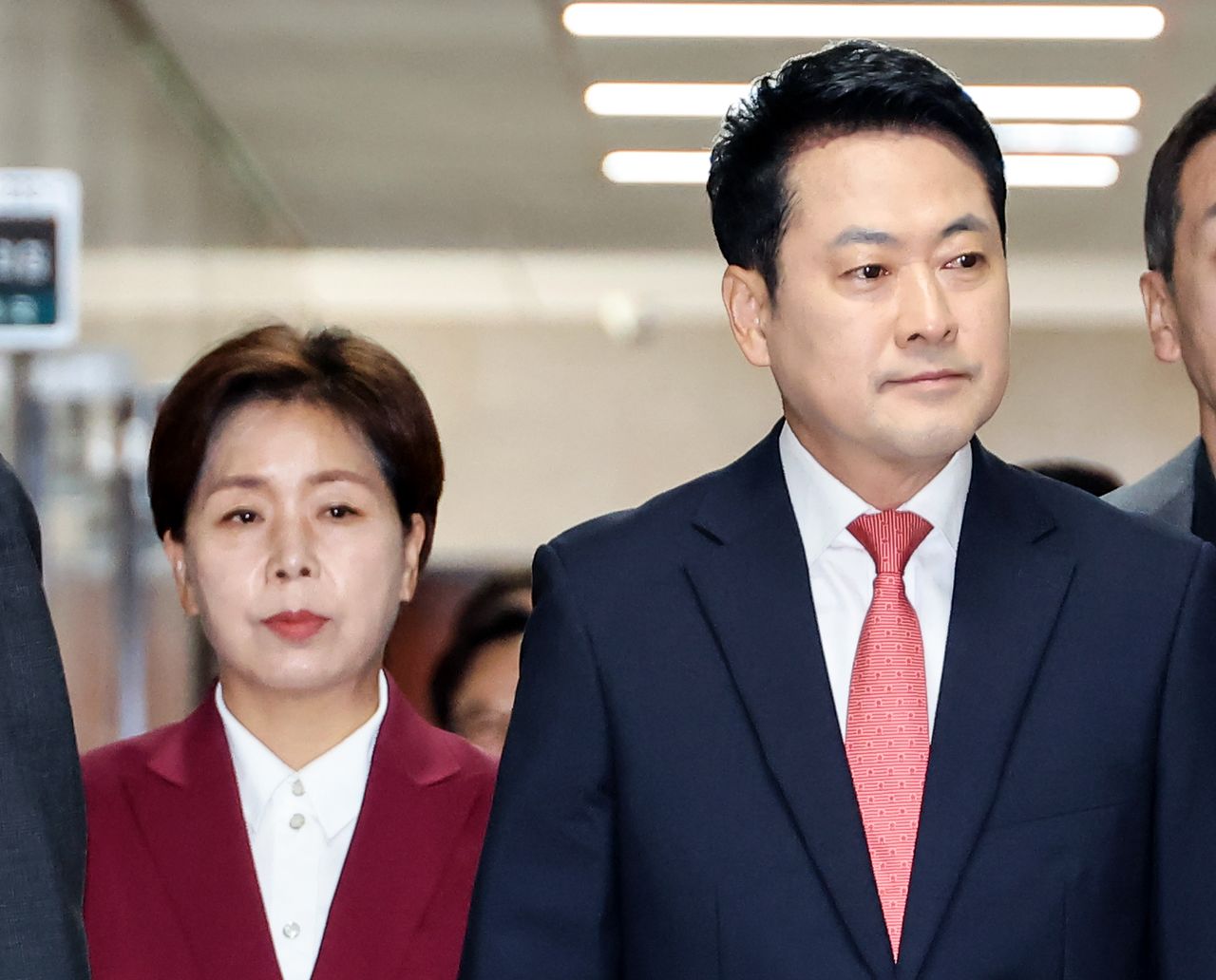 국민의힘 양향자 최고위원이 15일 국회에서 열린 최고위원회의에서 지도부 총사퇴를 요구했다. 사진은 이날 최고위원회의에 입장하는 양향자 최고위원(왼쪽)과 장동혁 대표. 연합뉴스