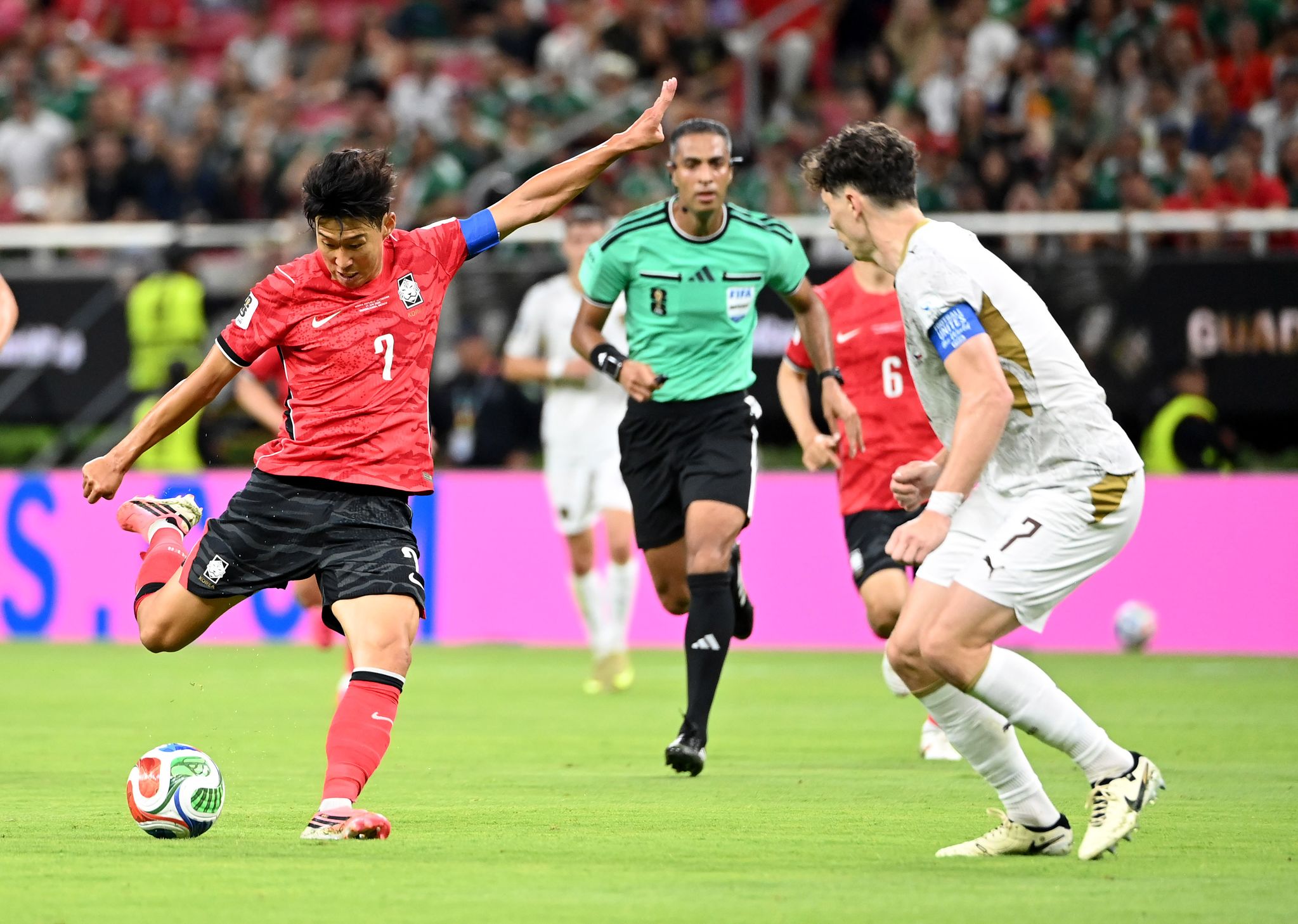 축구대표팀 손흥민(왼쪽)이 북중미 월드컵 체코전에서 슈팅을 때리고 있다. 강정현 기자