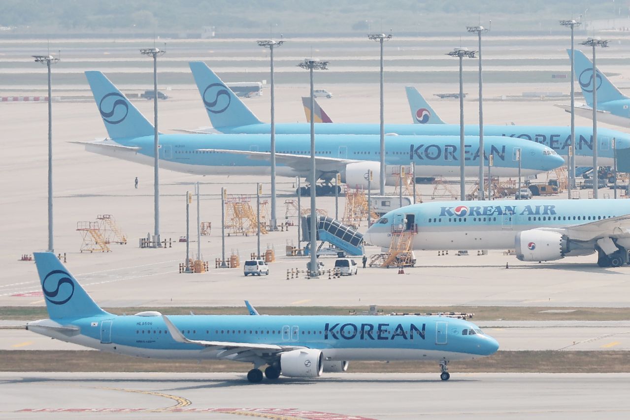국제유가 하락의 영향으로 국제선 항공권에 부과되는 유류할증료가 상당폭 줄어든다.   16일 업계에 따르면 오는 7월 발권하는 항공권에는 유류할증료 19단계가 적용된다. 이번 달 적용됐던 27단계보다 8계단 내려갔다. 사진은 이날 인천국제공항 활주로. 사진 연합뉴스